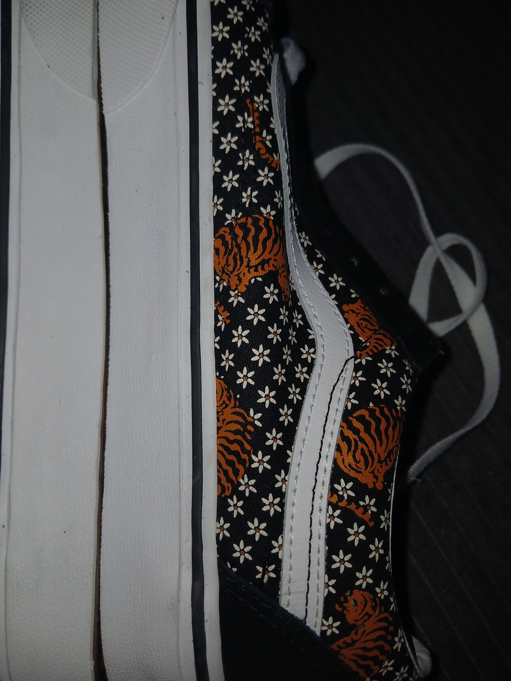 Vans Tiger Floral Old Skool Black/White Skate Shoes Suede Canvas Men 7/Women 8.5 - Picture 3 of 12
